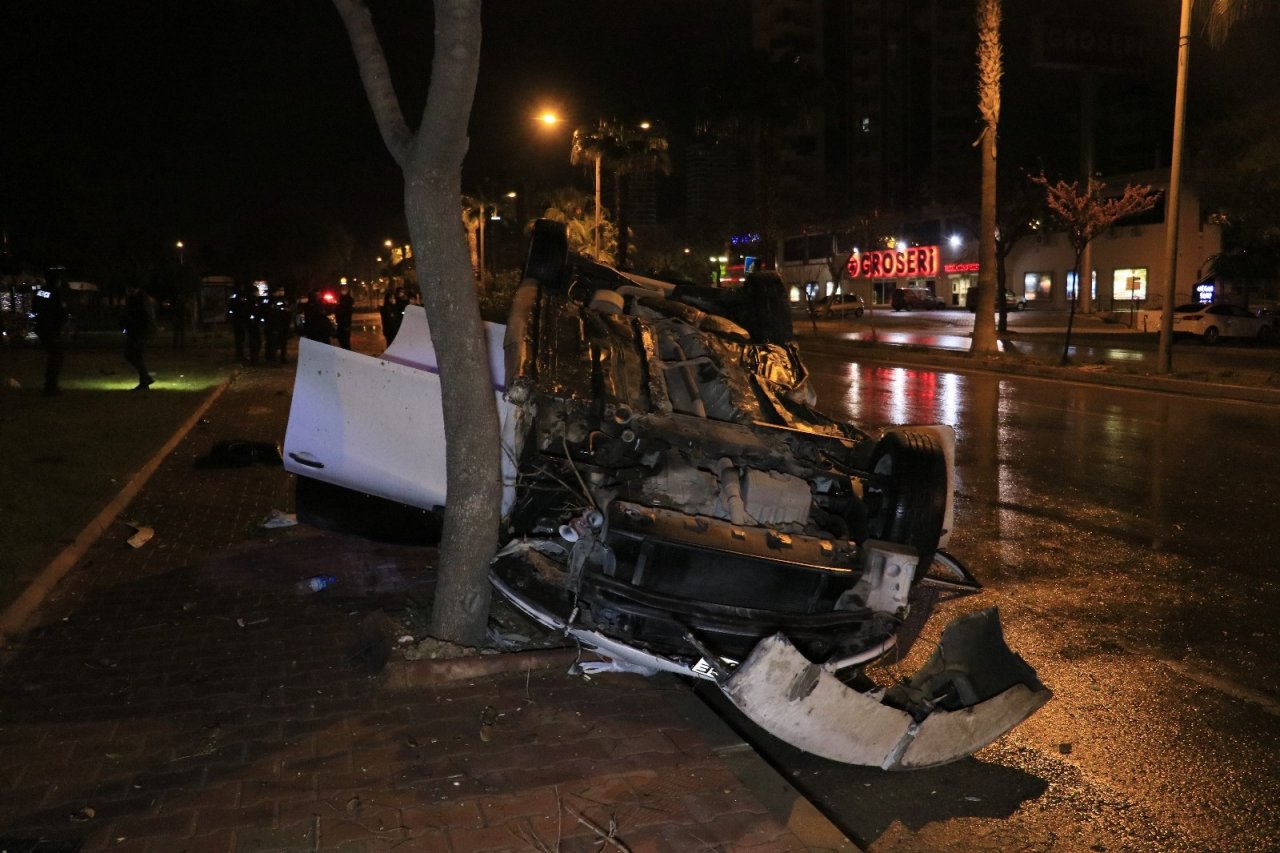 Adana’da Otomobil Ağaçlara Çarpıp Takla Attı: 4 Yaralı