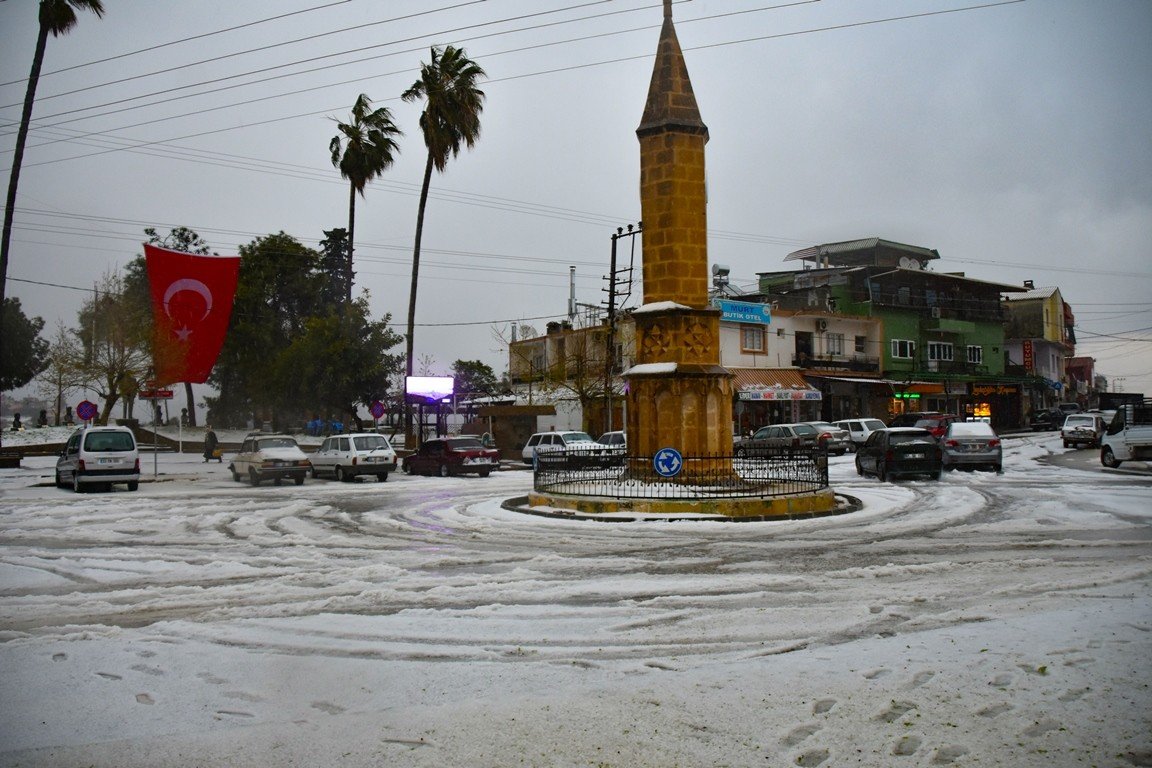 Adana’da Dolu İlçeyi Beyaza Bürüdü