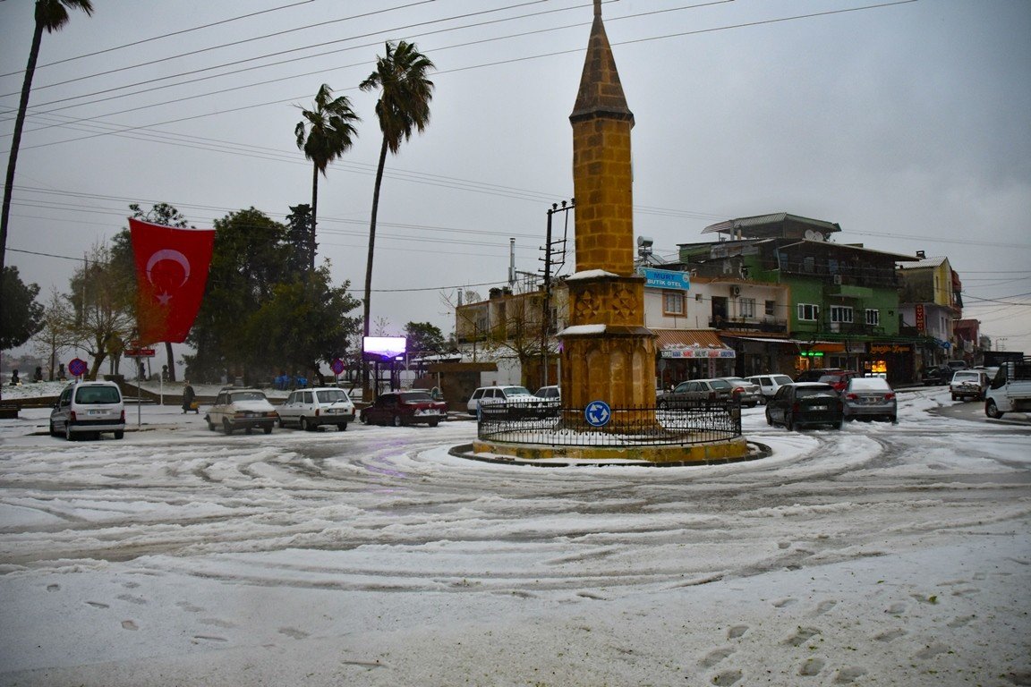 Adana’da Dolu İlçeyi Beyaza Bürüdü