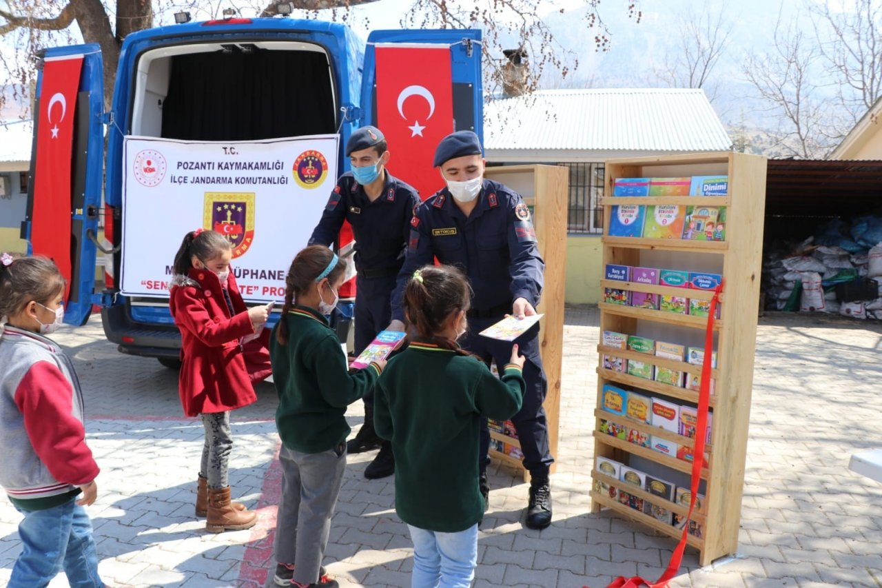 Jandarmanın Mobil Karakolu Kütüphaneye Dönüştürüldü