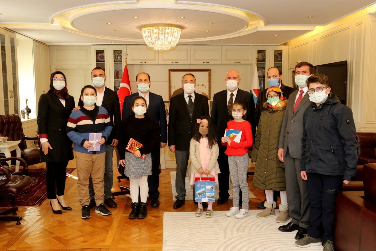 Ai̇çü En Çok Kitap Okuyanlara Ödül Verdi