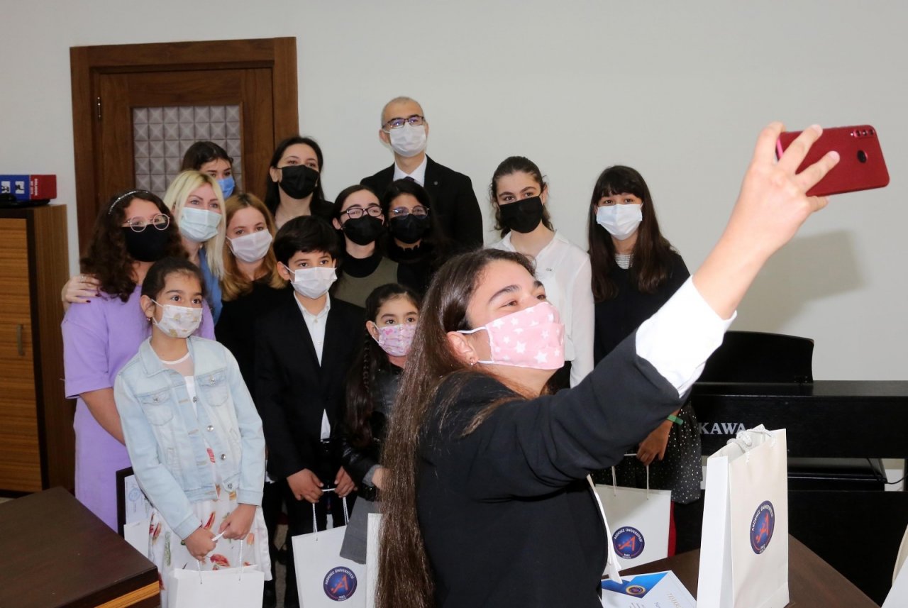 Rektör Özkan Ödüllü Konservatuvar Öğrencilerini Ağırladı