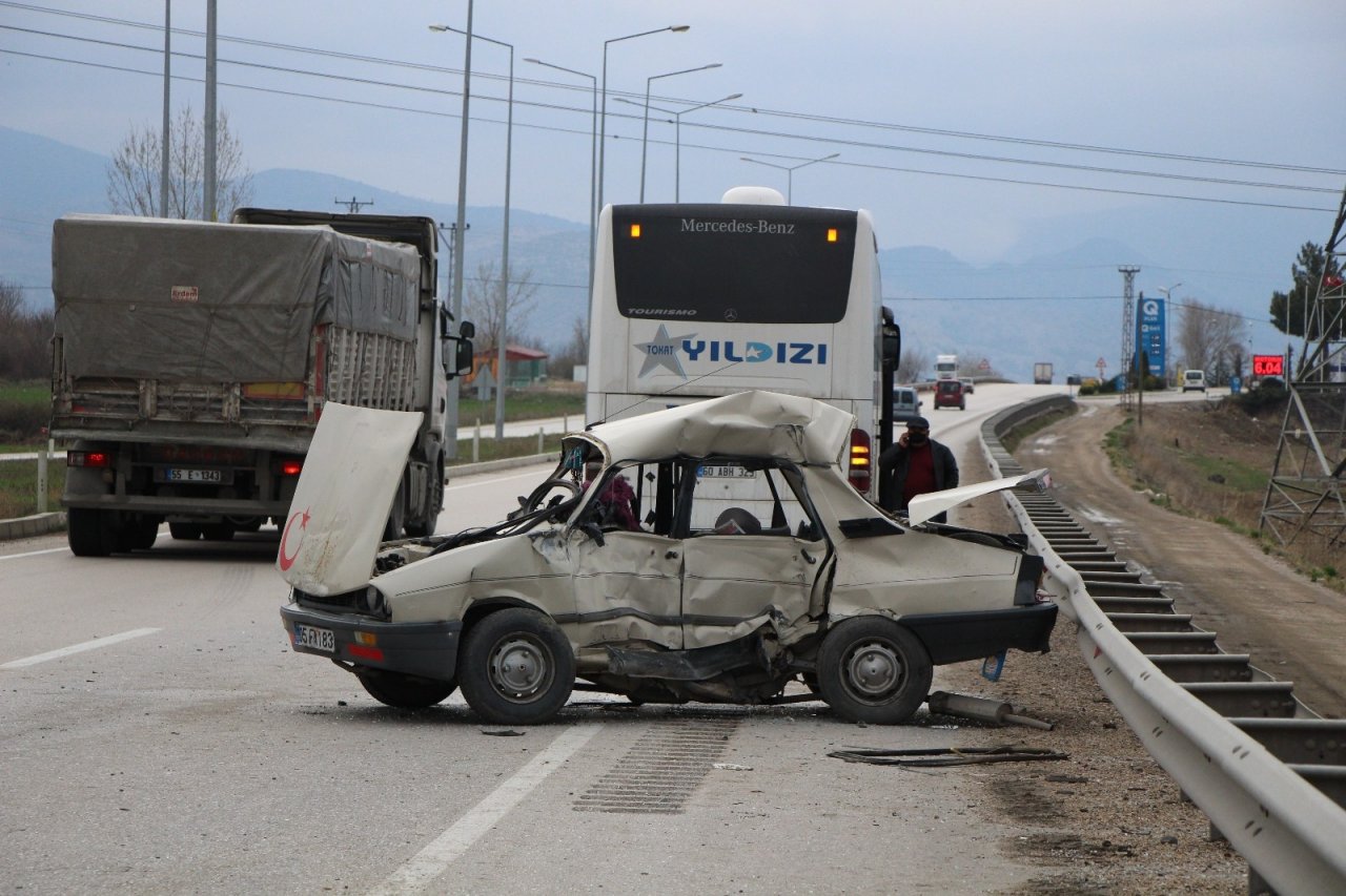 Amasya’da Yolcu Otobüsüyle Çarpışan Otomobil Hurdaya Döndü: 1 Ölü