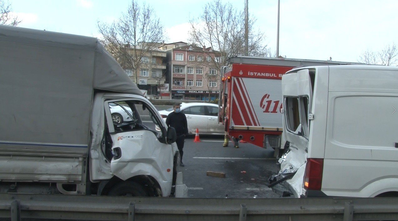 Bağcılar O-3’de Sıkışmalı Kaza: 1’i Ağır 2 Yaralı