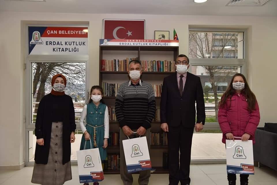 Başkan Öz’den Kitap Okuyanlara Hediye Takdimi