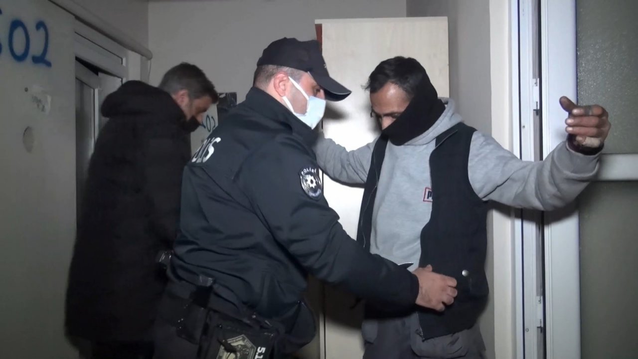 Bursa’da Atıl Durumdaki Kız Yurduna Giren Şahıstan Bıçak Ve Uyuşturucu Madde Çıktı