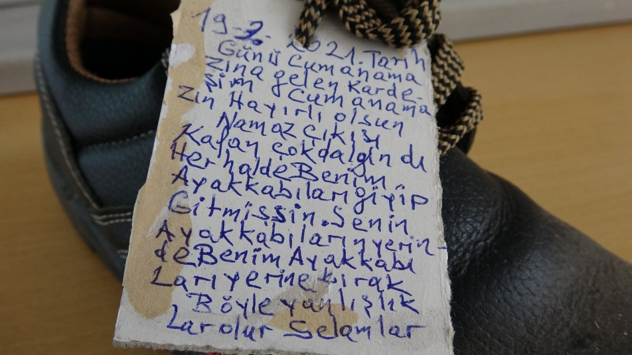 Camide Ayakkabıları Çalınan Adamdan Hırsıza “ayakkabılı” Mesaj