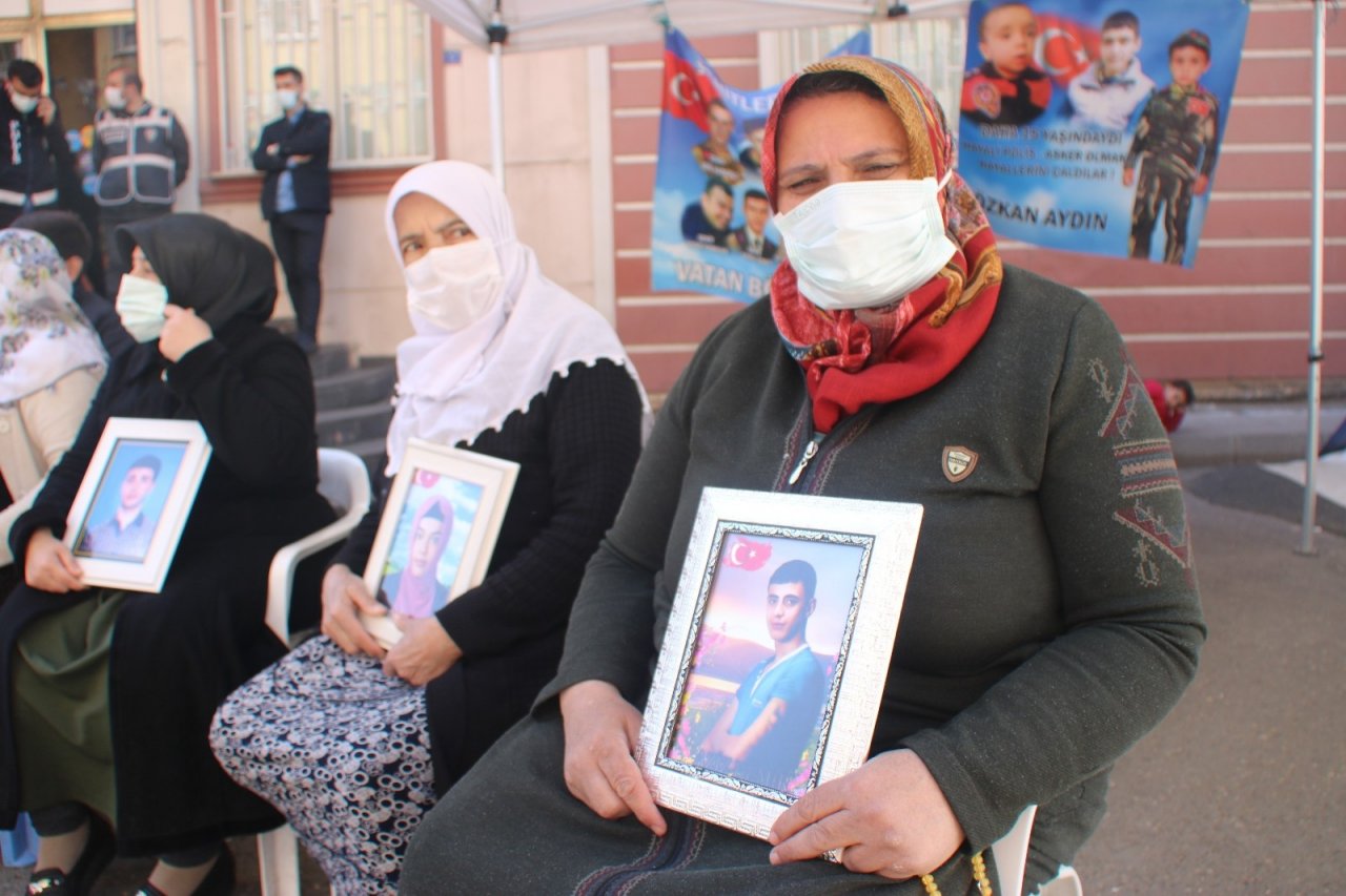 Evlat Nöbetindeki Anneden Dağa Kaçırılan Oğluna Çağrı: "oğlum Güvenlik Güçlerine Teslim Ol, Orada Kardeş Kardeşi Öldürüyor"