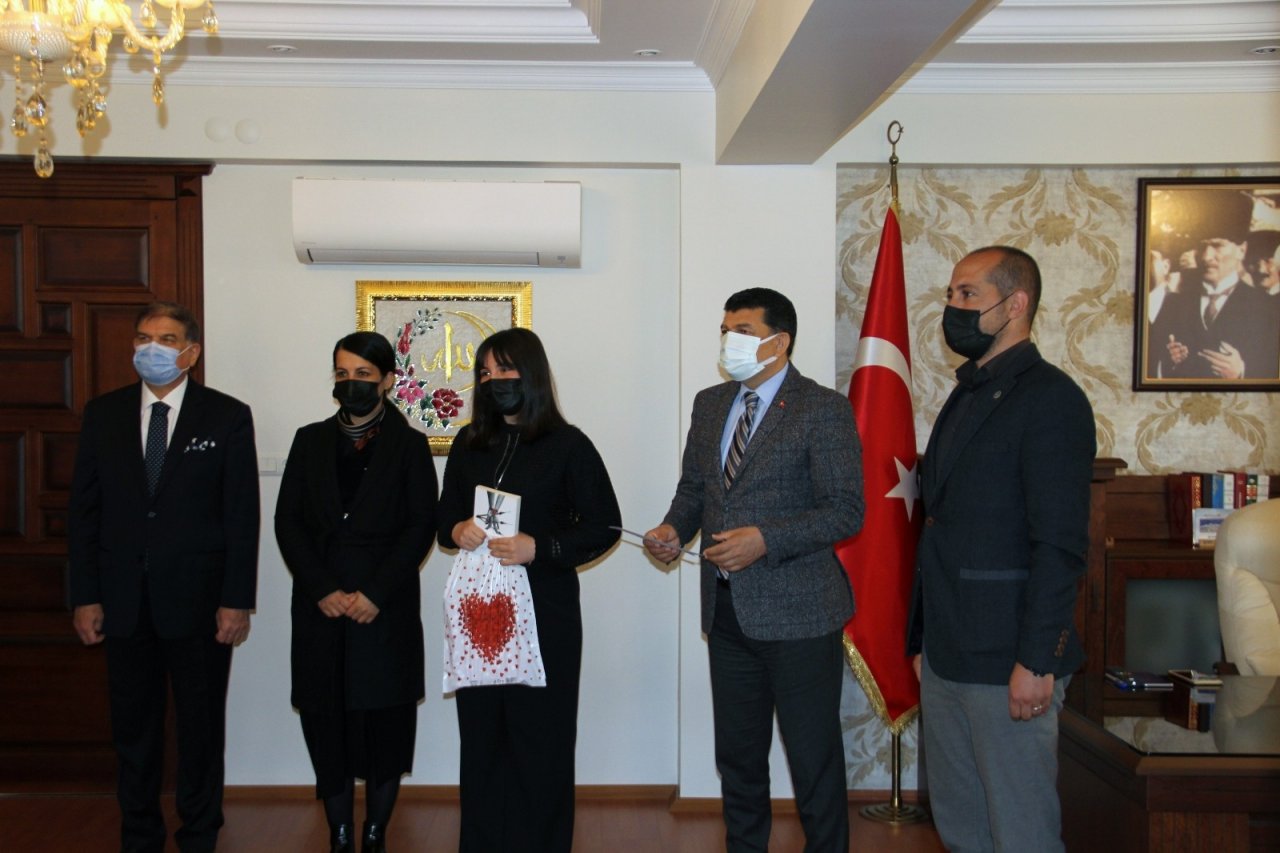Milli Şair Gibi Ödülünü ‘sevgi Evleri’ne Bağışladı