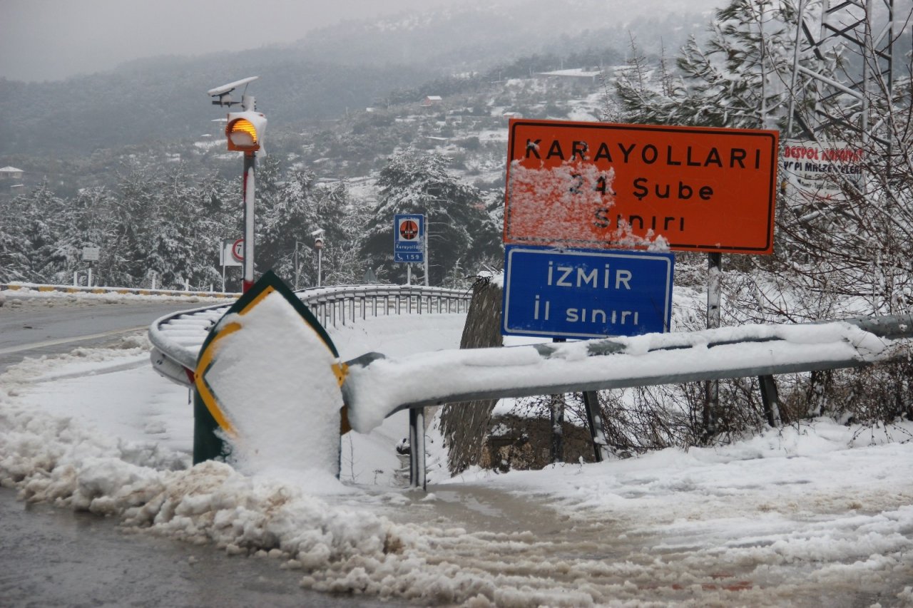 İ̇zmir’e Nisan Ayı Karla Geldi