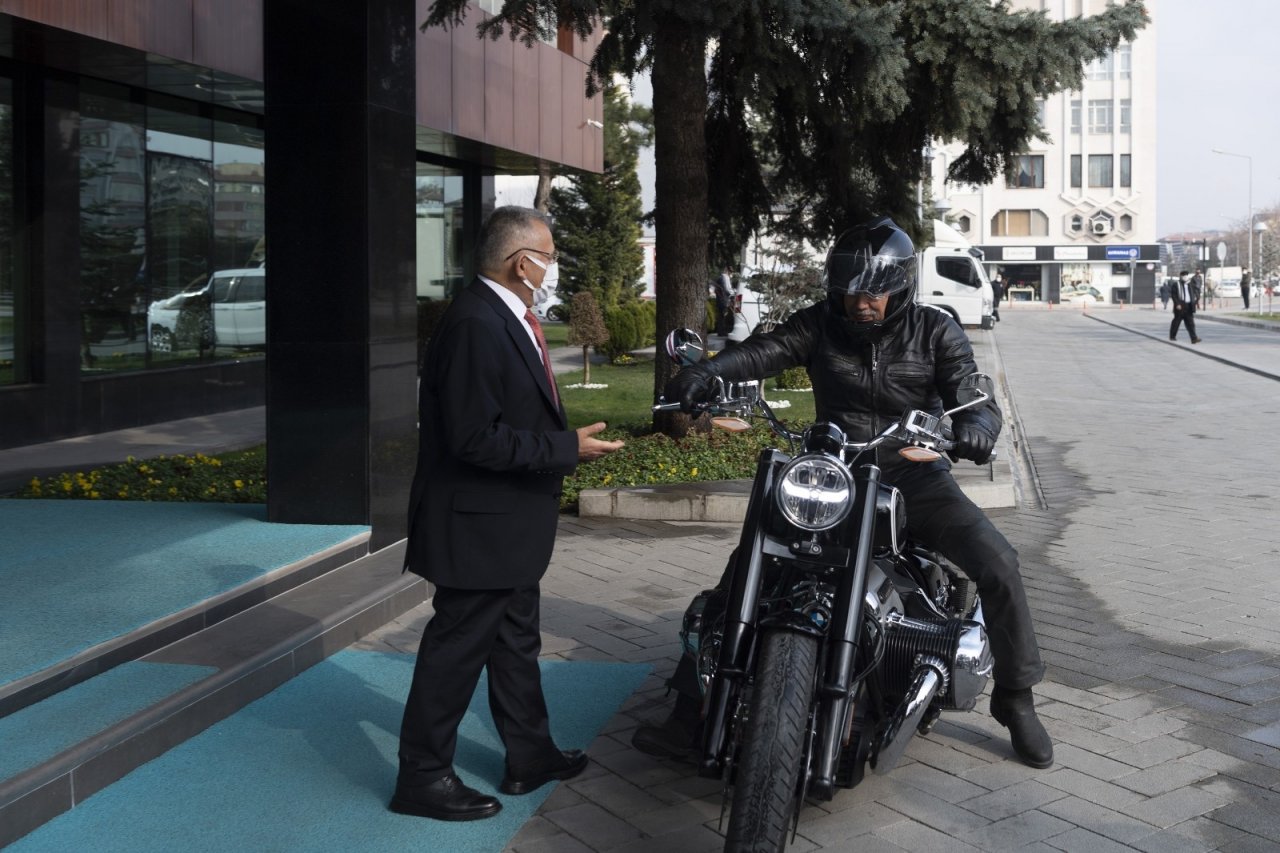 Motosiklet Tutkunu Kürşat Tüzmen Başkan Büyükkılıç’ı Ziyarete Motosikletiyle Geldi