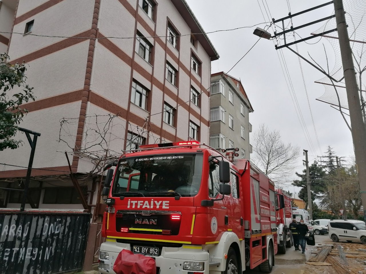 5 Katlı Binada Çıkan Yangında 4 Kişi Dumandan Etkilendi