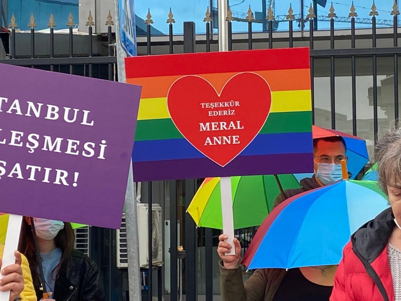Lgbt Üyelerinden İ̇yi̇ Parti Lideri Meral Akşener’e Teşekkür