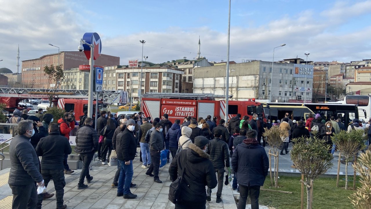 Mecidiyeköy-mahmutbey Metro Hattında Trafoda Yangın Çıktı, Seferler Durdu