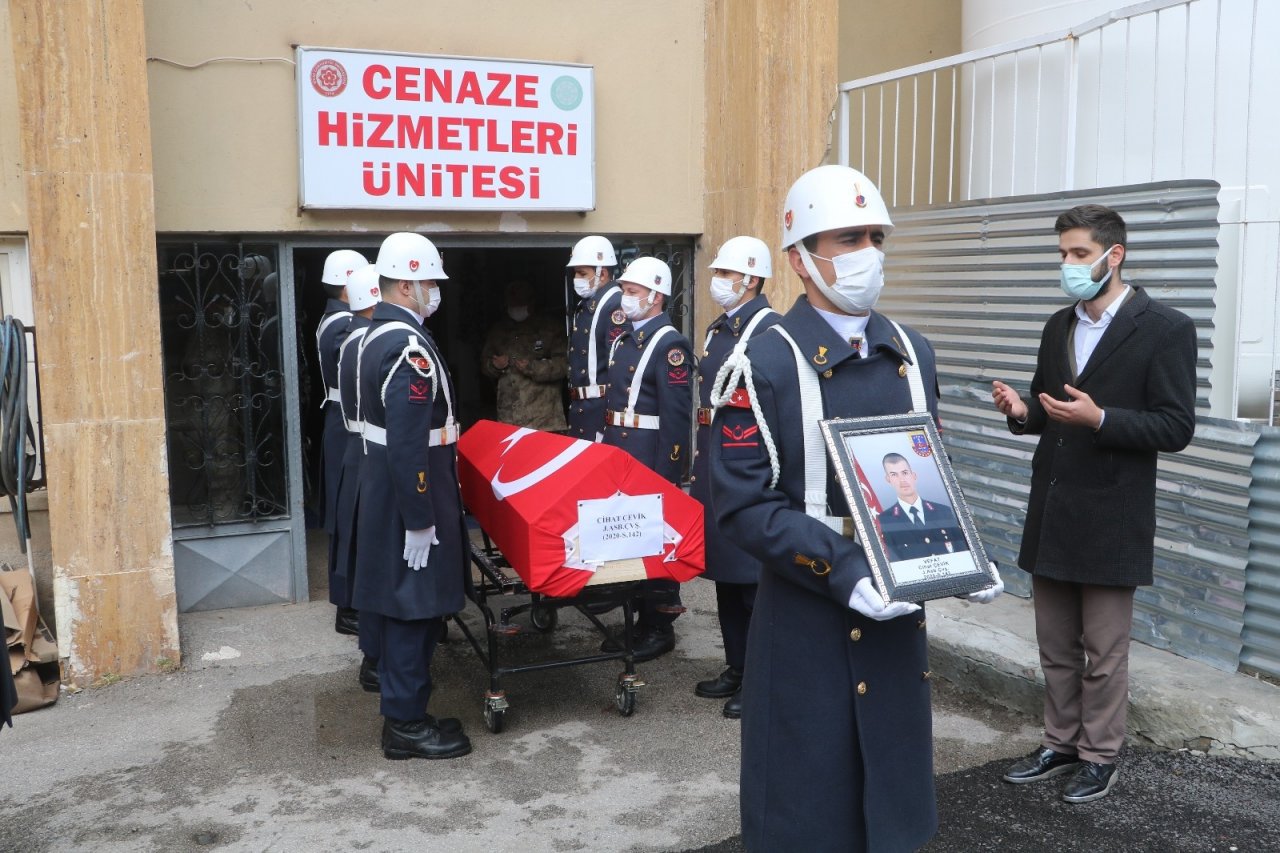 Göreve 2 Ay Önce Başlayan Şehit Astsubayın Al Bayrağa Sarılı Naaşı Memleketine Uğurlandı
