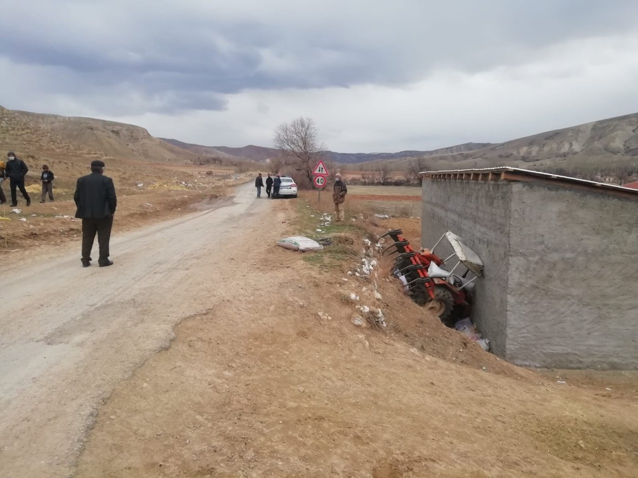Traktör Devrildi: 2 Yaralı