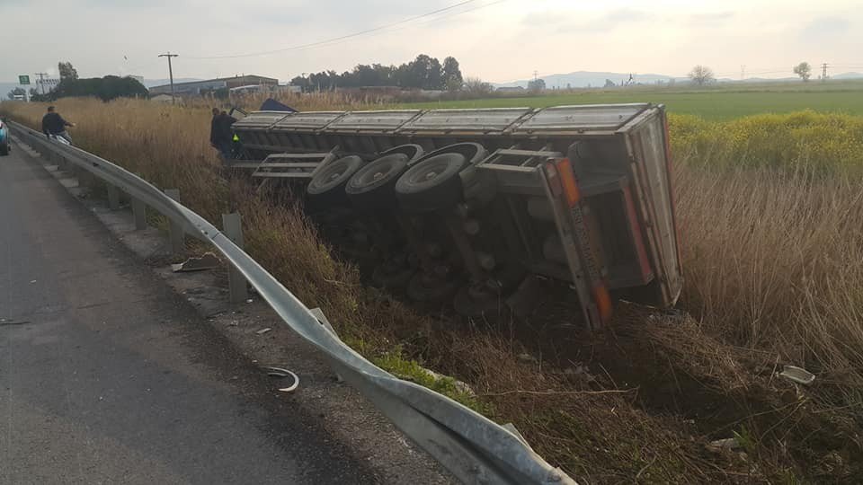 Söke’de Tır Şarampole Devrildi