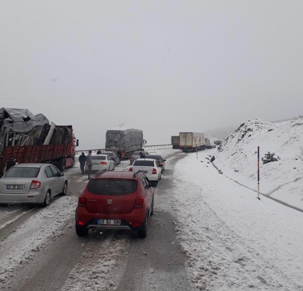 Kar Bir Anda Bastırdı, Sürücüler Yolda Kaldı