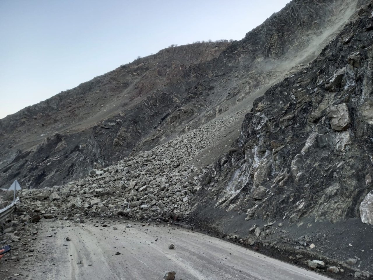 Van - Yüksekova Karayolunda Heyelan