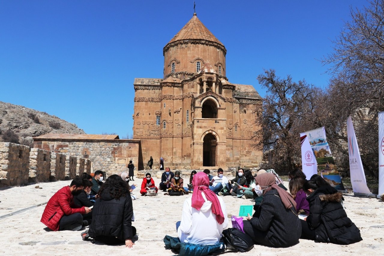 Akdamar Adası’nda Kitap Okuma Etkinliği