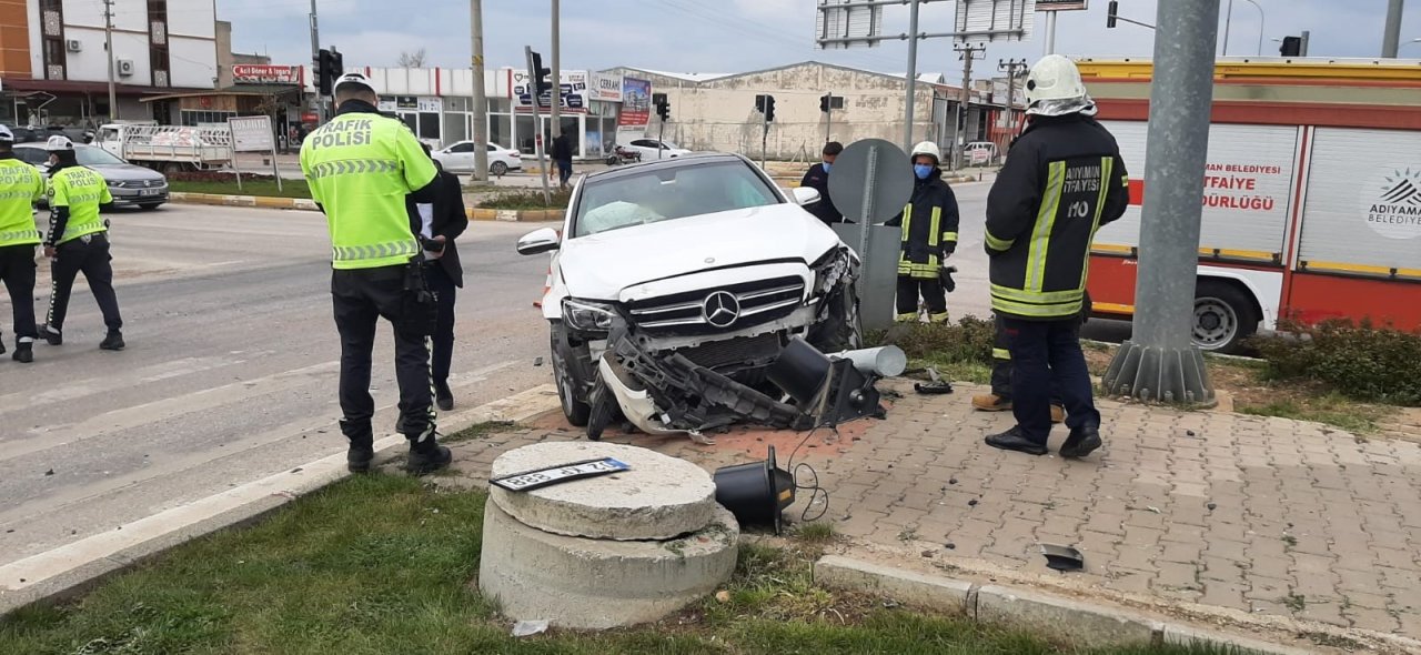 İ̇ki Otomobil Çarpıştı: 2 Yaralı