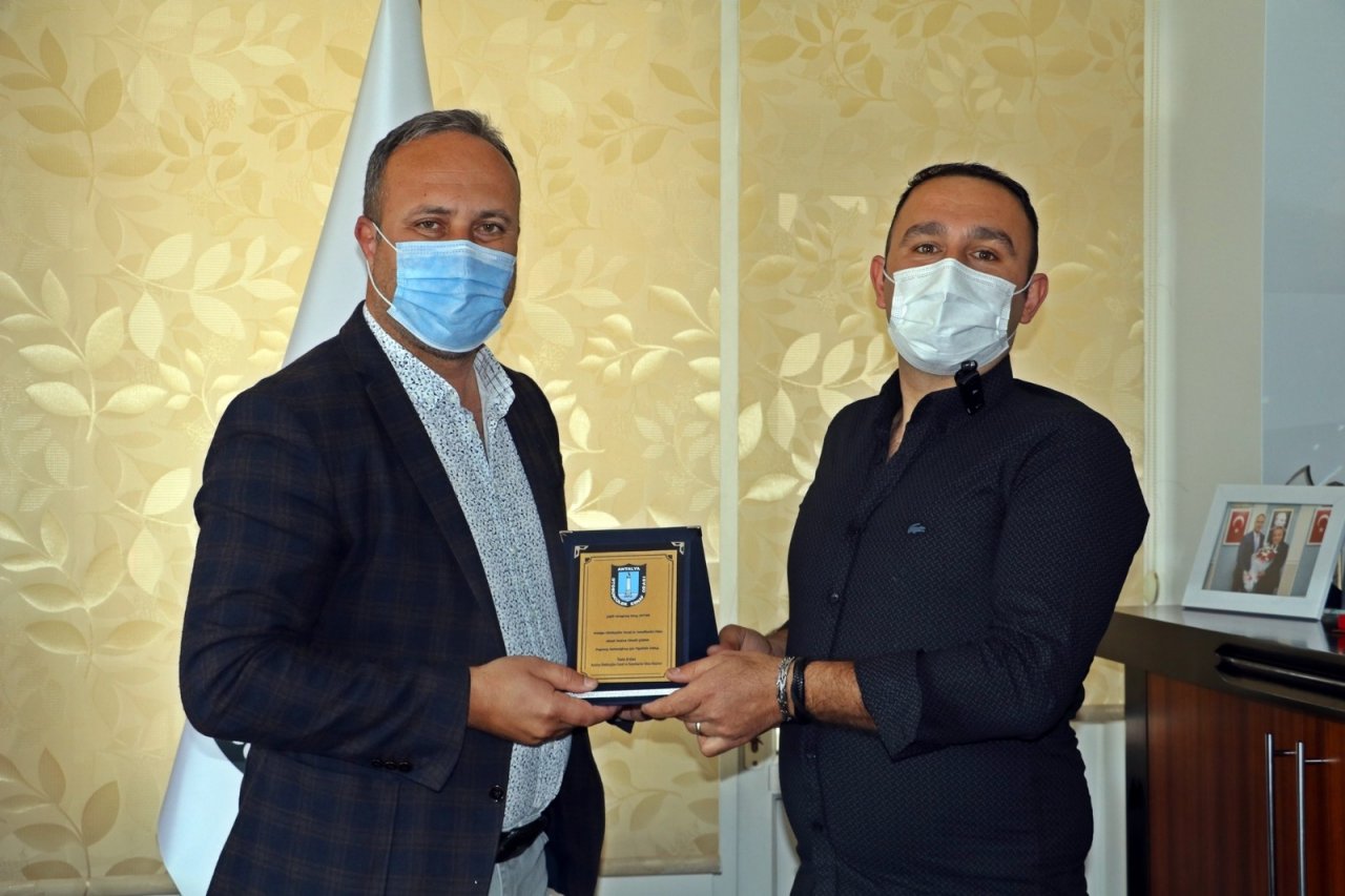 Sokak Ortasında Dayak Yiyen Kadını Kurtaran Kahraman Şoföre Plaket