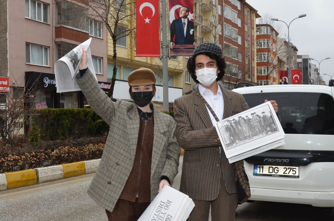 O Yıllara Özgü Giyinip "yazıyor, Yazıyor, 100 Yıllık Destan Yazıyor" Diye Bağırarak Gazete Dağıttılar