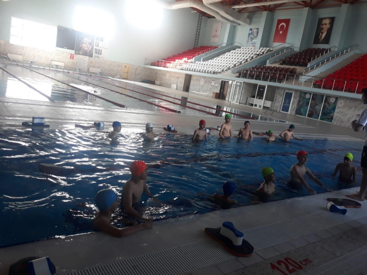 Hizan’da Kursiyer Öğrenciler Havuzda Yüzmenin Keyfini Yaşadı