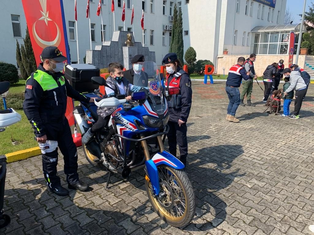 Otizmli Çocuklara Jandarma Ve Polis Şefkati