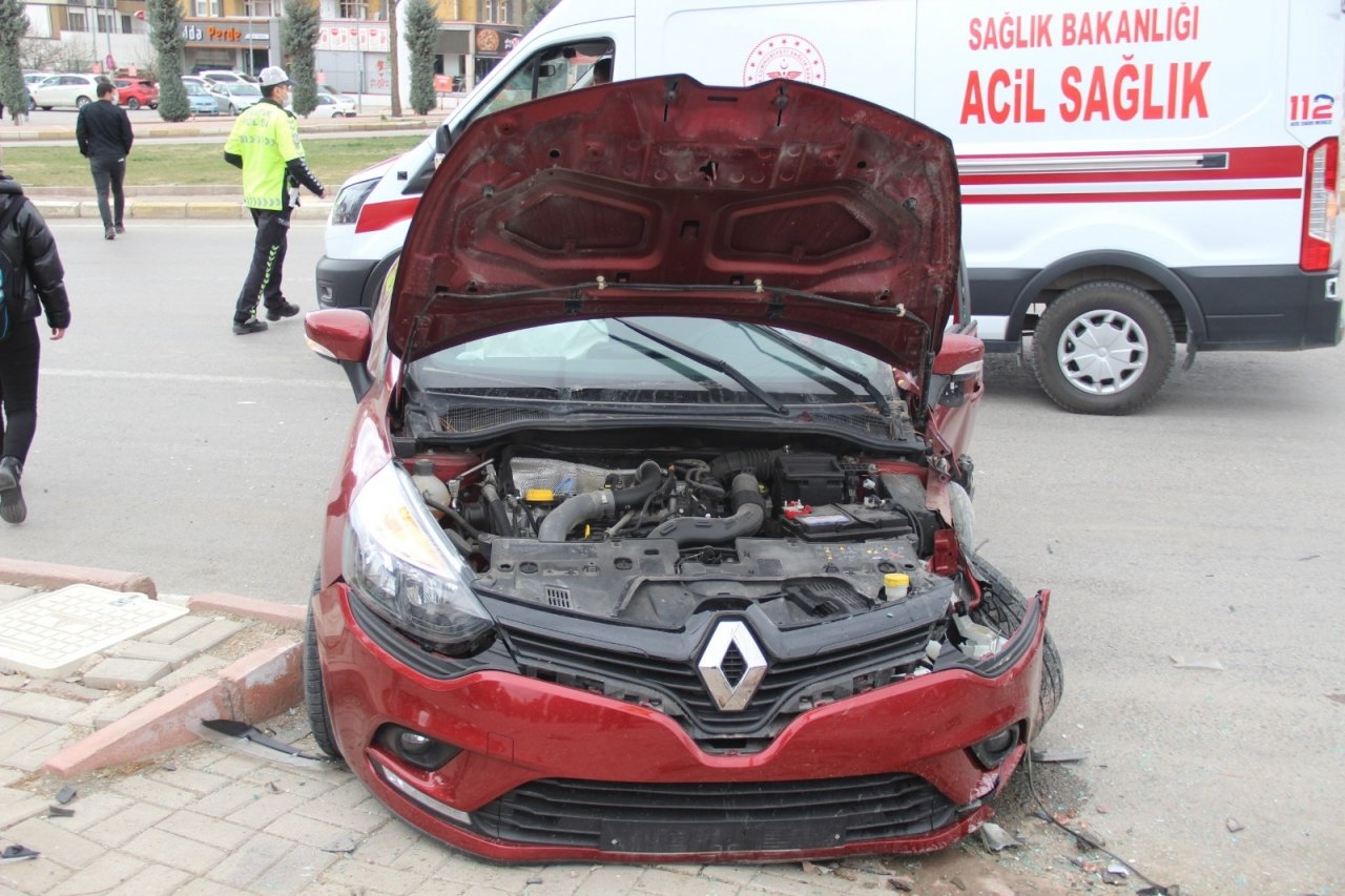 Elazığ’da Trafik Kazası: 3 Yaralı