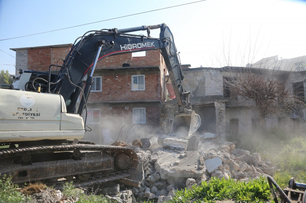Erdemli’de Metruk Binalar Yıkılıyor