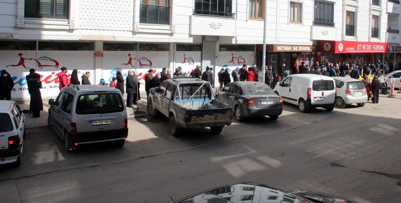Erzurum’da Ramazan Ve Kısıtlama Öncesi Ucuz Et Kuyruğu