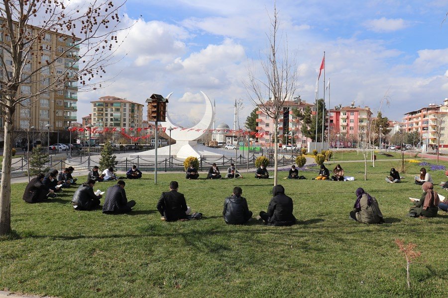 Gençlerden Kitap Okuma Etkinliği