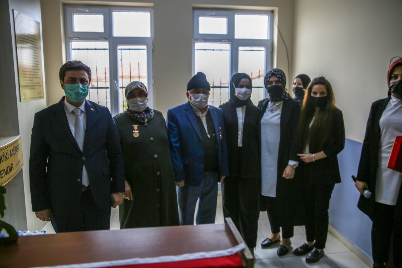 Gözyaşları İçinde Kütüphane Açılışı