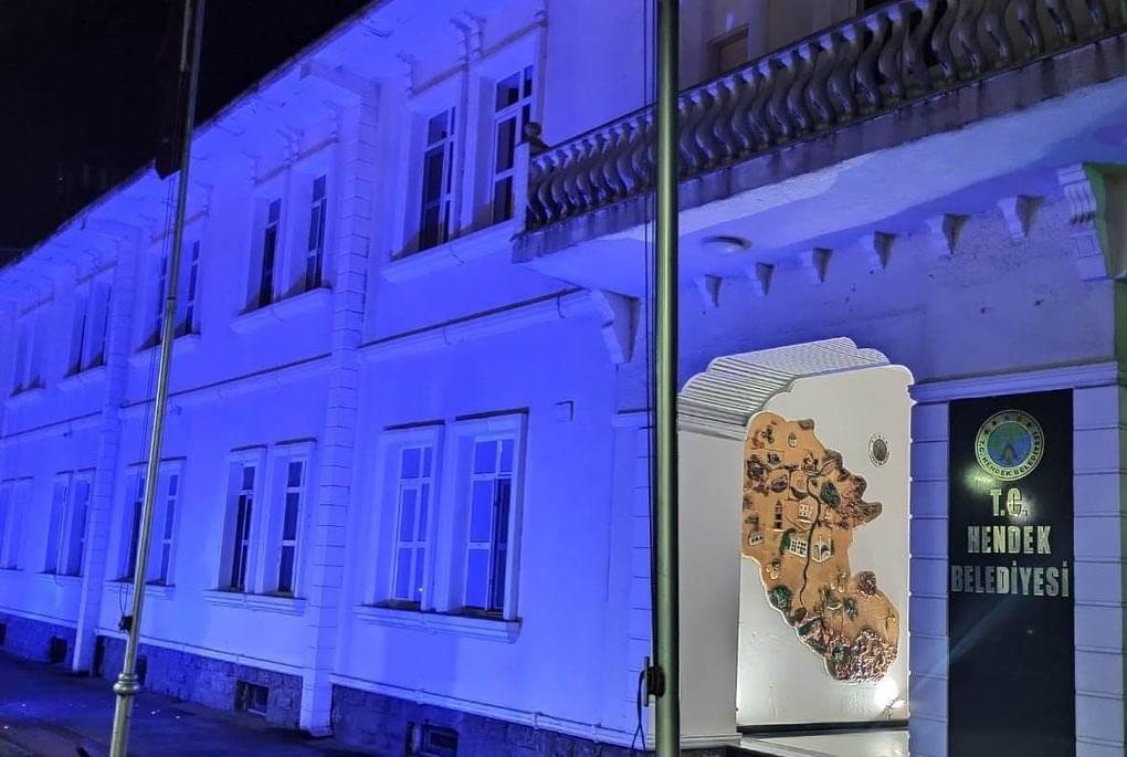 Hendek Belediyesi Maviye Büründü