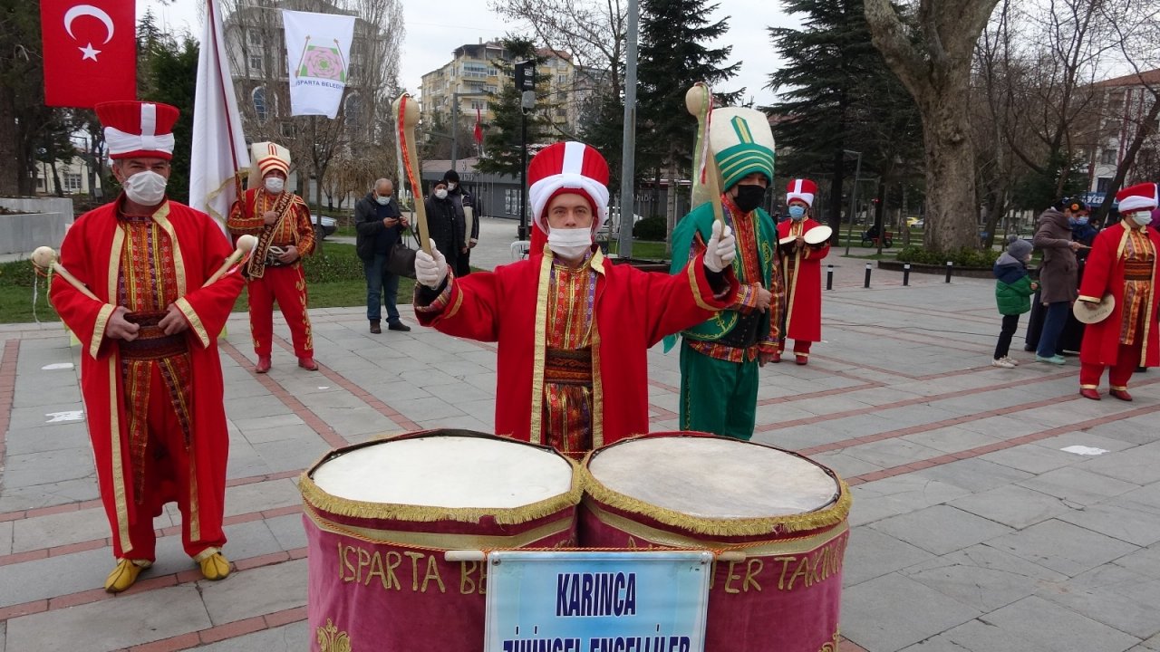 Down Sendromlu Çocuklardan Otizmli Kardeşlerine Mehteran Gösterisi