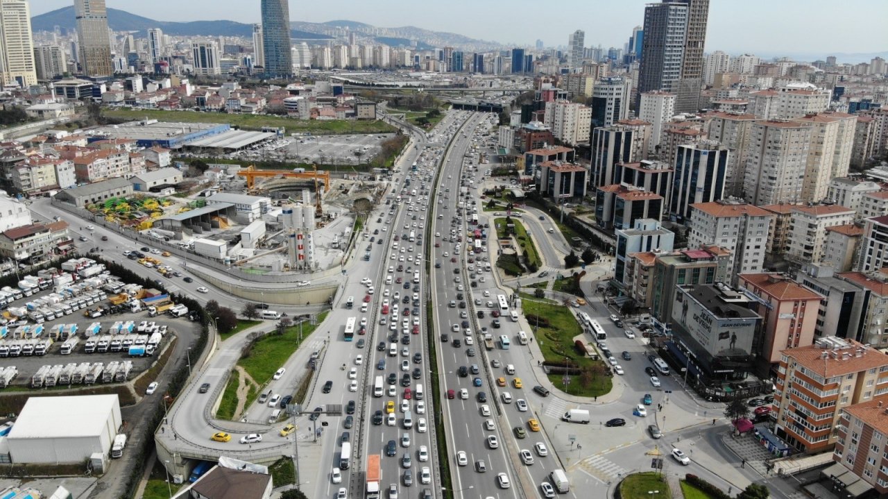 İ̇stanbul’da Hafta Sonu Kısıtlaması Öncesi Trafik Yüzde 70’e Ulaştı