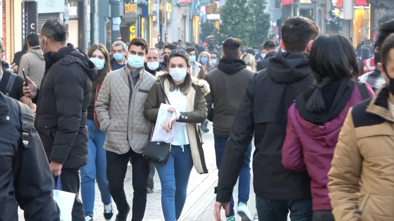 Taksim’de Sokağa Çıkma Kısıtlaması Öncesi İnsan Seli
