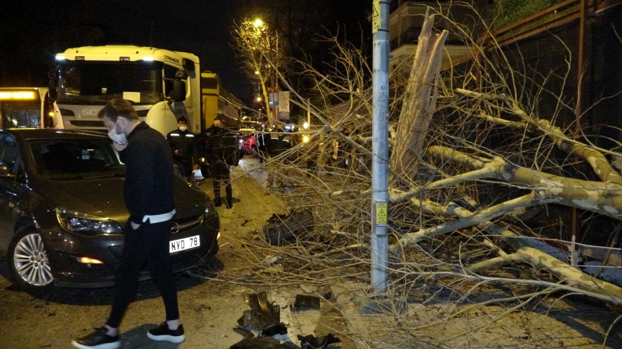 Kadıköy’de Kontrolden Çıkan Lüks Otomobil Faciaya Davetiye Çıkardı: 3 Yaralı