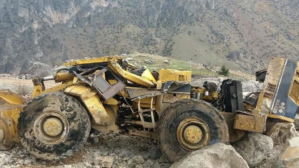 İ̇ş Makinası Uçuruma Yuvarlandı: 1 Yaralı