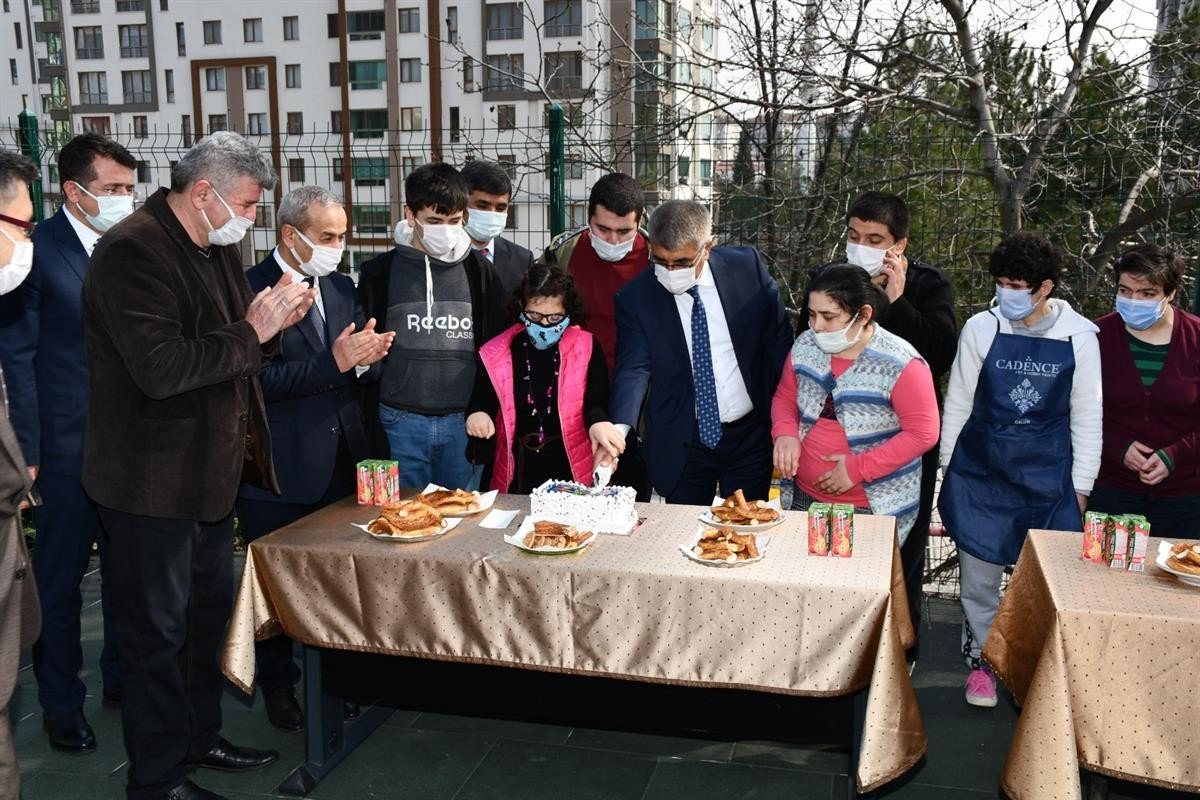 Vali Gürel Engelli Ve Otizmli Çocuklar İle Bir Araya Geldi