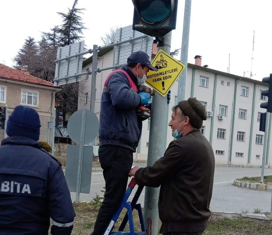 Kavşaklara Motosiklet Uyarı Levhası