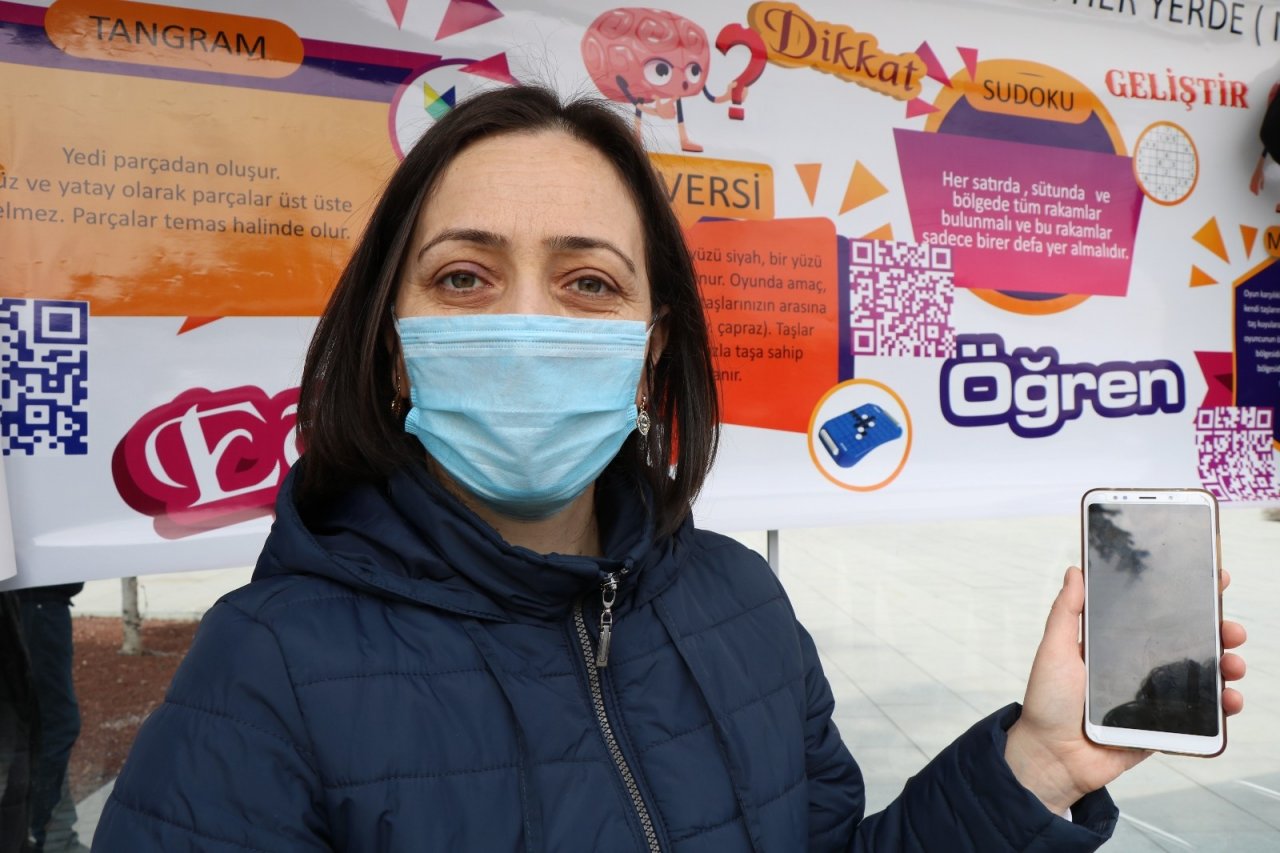 Hem Toplu Taşıma Bekliyorlar Hem Oyun Oynuyorlar