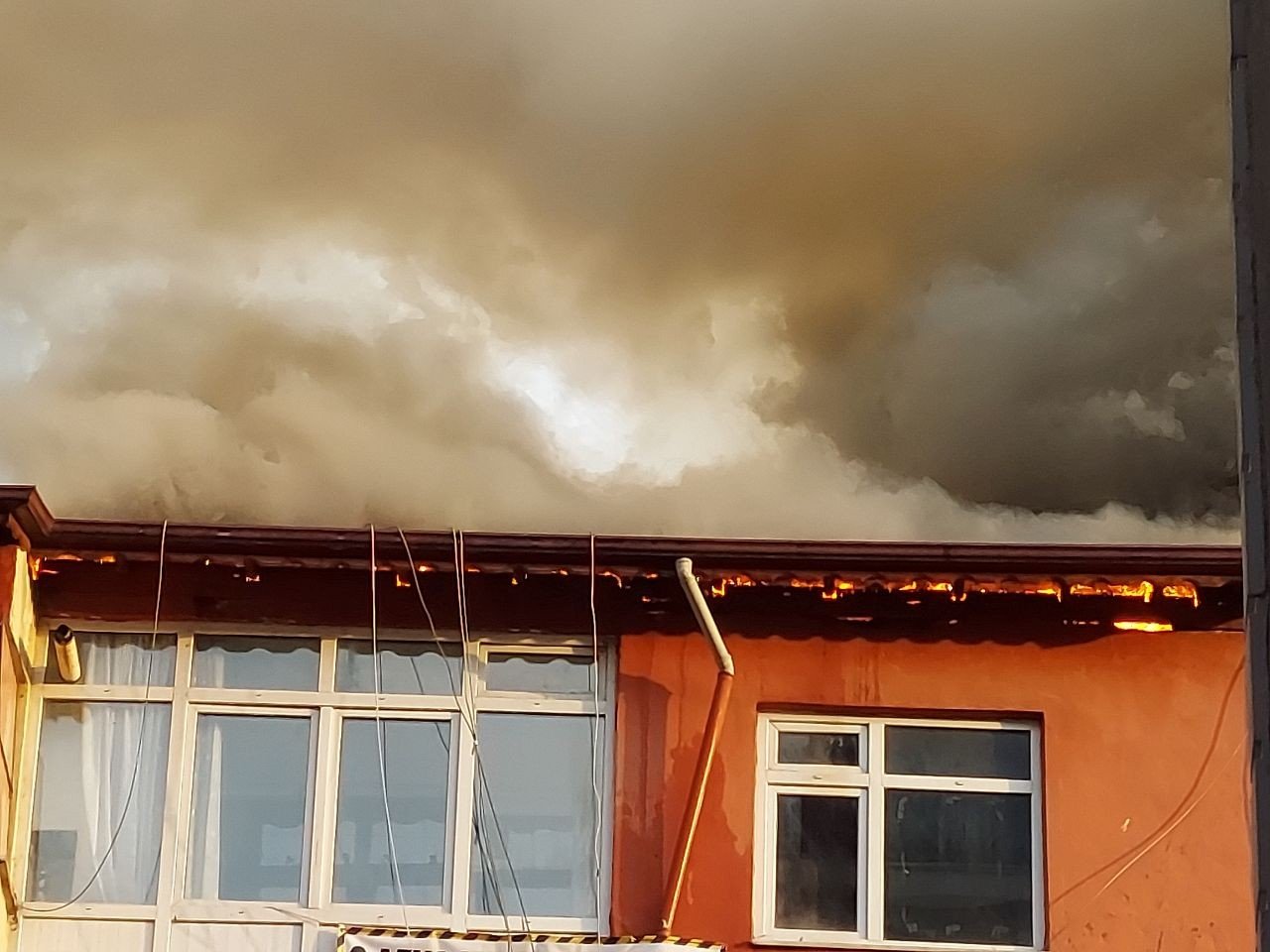 Mangal Yapmak İçin Yaktıkları Ateş, Binayı Küle Çeviriyordu