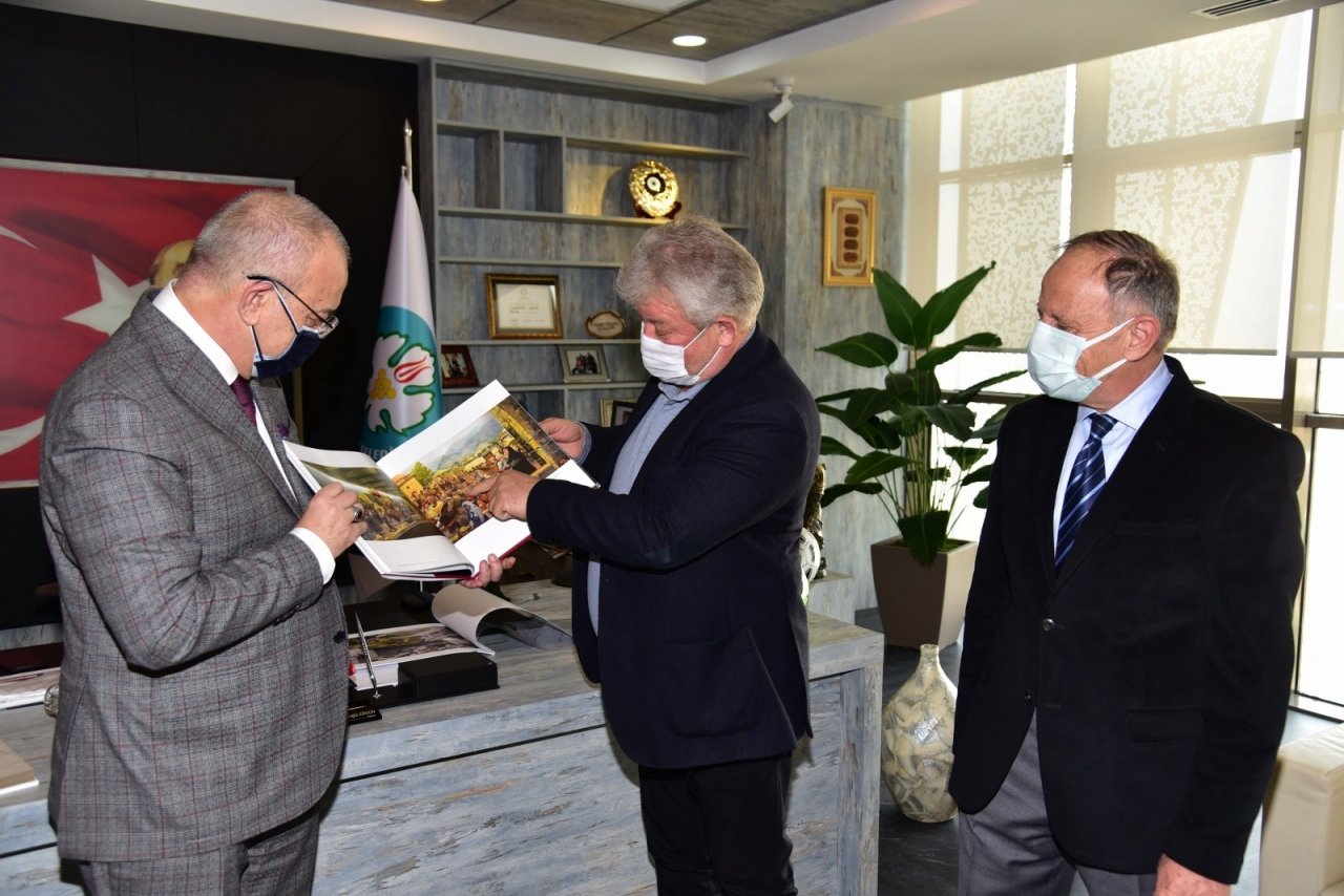 Rus Sanatçıdan Başkan Ergün’e İmzalı Kitap