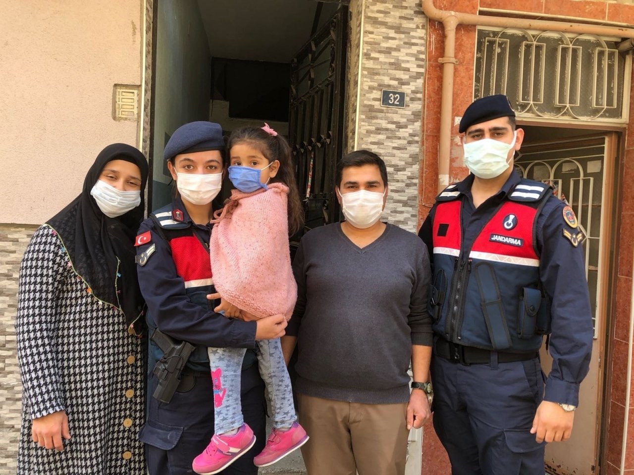 Kaybolan Küçük Kız Jandarma Tarafından Bulundu