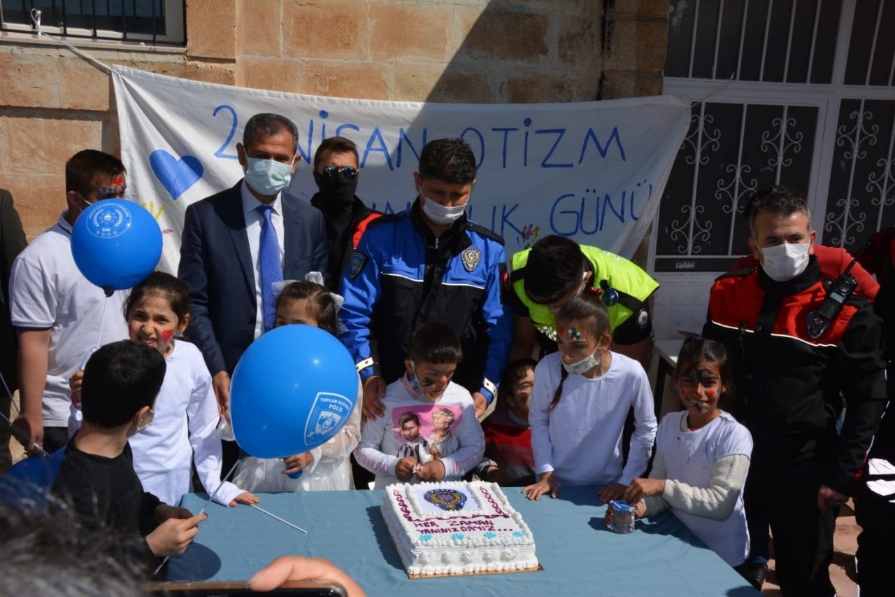 Midyat’ta ’otizme Mavi Işık Yak’ Etkinliği Düzenlendi