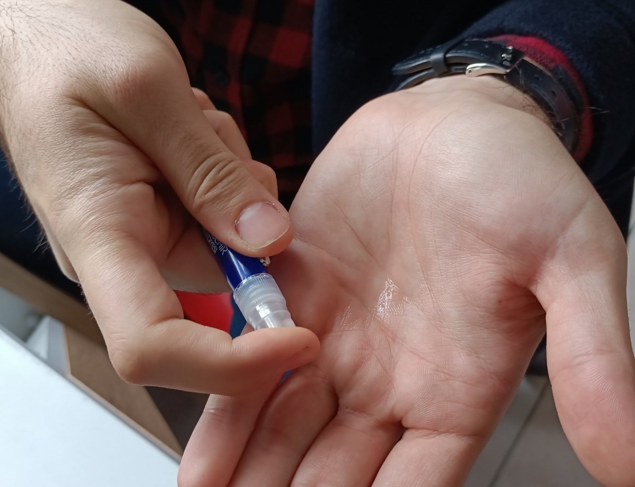 Başkandan Öğrencilere Dezenfektan Sprey Kalem