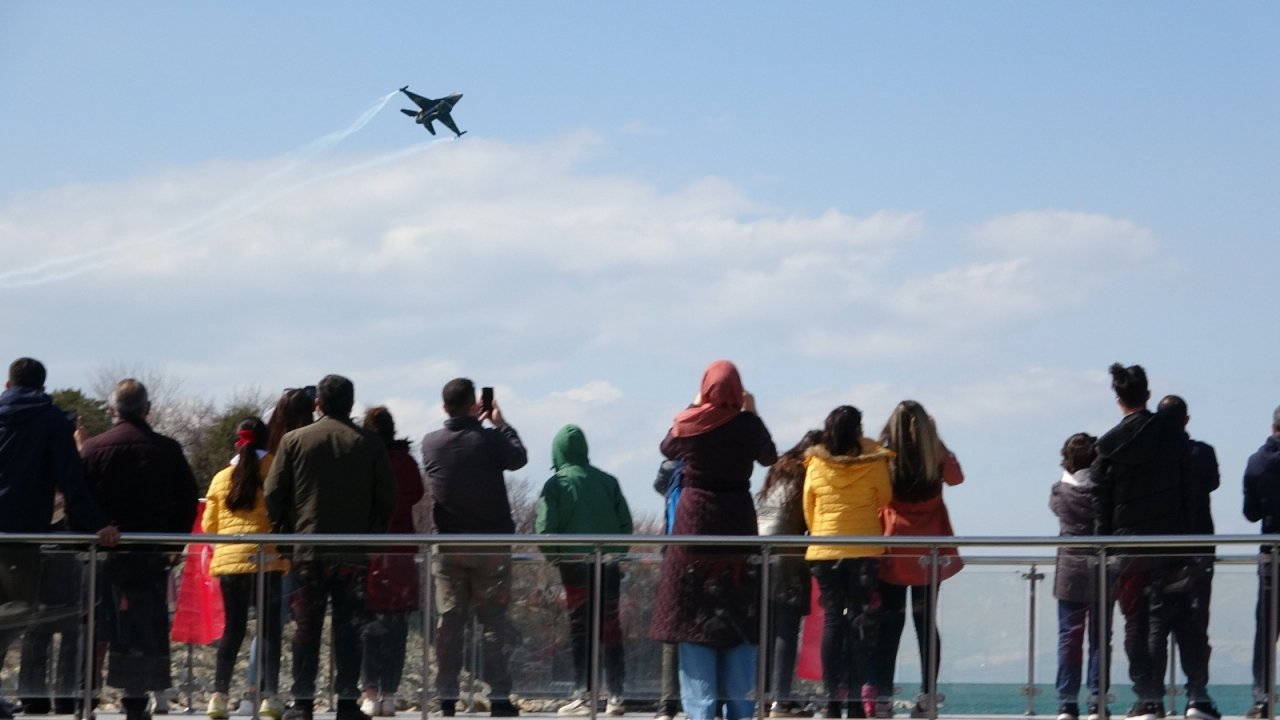 Solo Türk’ün Van Gölü Semalarındaki Gösterisi Nefes Kesti