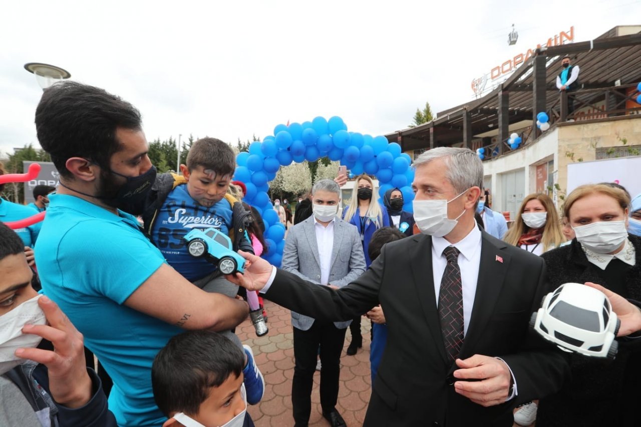 Başkan Tahmazoğlu, Otizmli Çocukları Ziyaret Etti